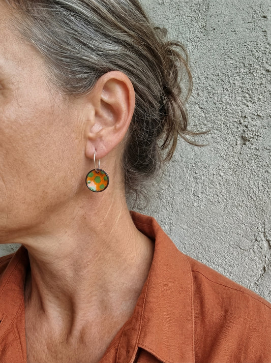 Debbie emaljörhängen orange med prickar