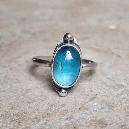 Unik silverring med oval kyanit