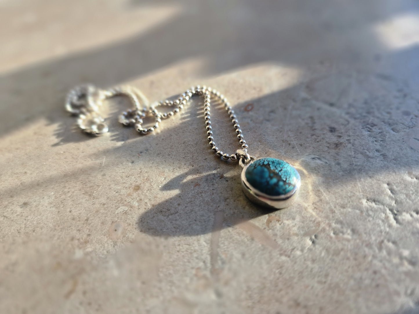 Unik halsband med hubei-turkos