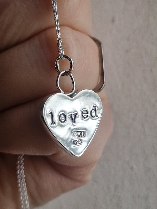 Debbie hjärthalsband baksida med texten 'loved', en gåva som betyder mycket - Vatlings smycken