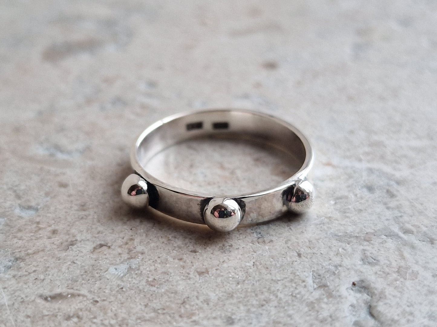 Debbie ring i rockig stil, handgjord av silver med tre dekorativa silverbollar - Vatlings silver