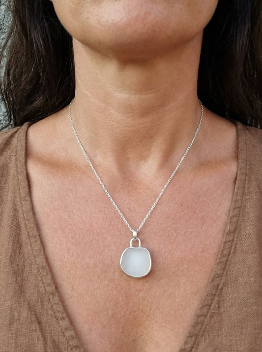 Josefin strandglashalsband med vitt glas