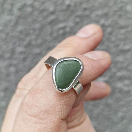 Josefin handgjord grön strandstensring har justerbar storlek - Vatlings smycken