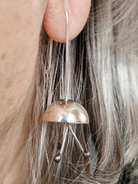 Manetblomman är handgjord av sterling silver, fina till silvergrått hår - Vatlings smycken