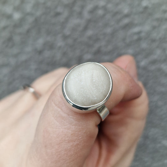 Stenen på denna strandstensring är vit, hög och rund vilket gör den vacker på handen - Vatlings smycken