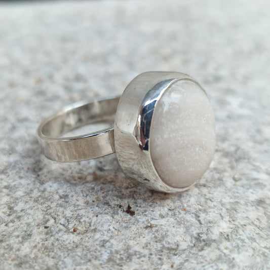 Stenen på den vita strandstensringen har en svag ådring som syns när man tittar nära - Vatlings smycken