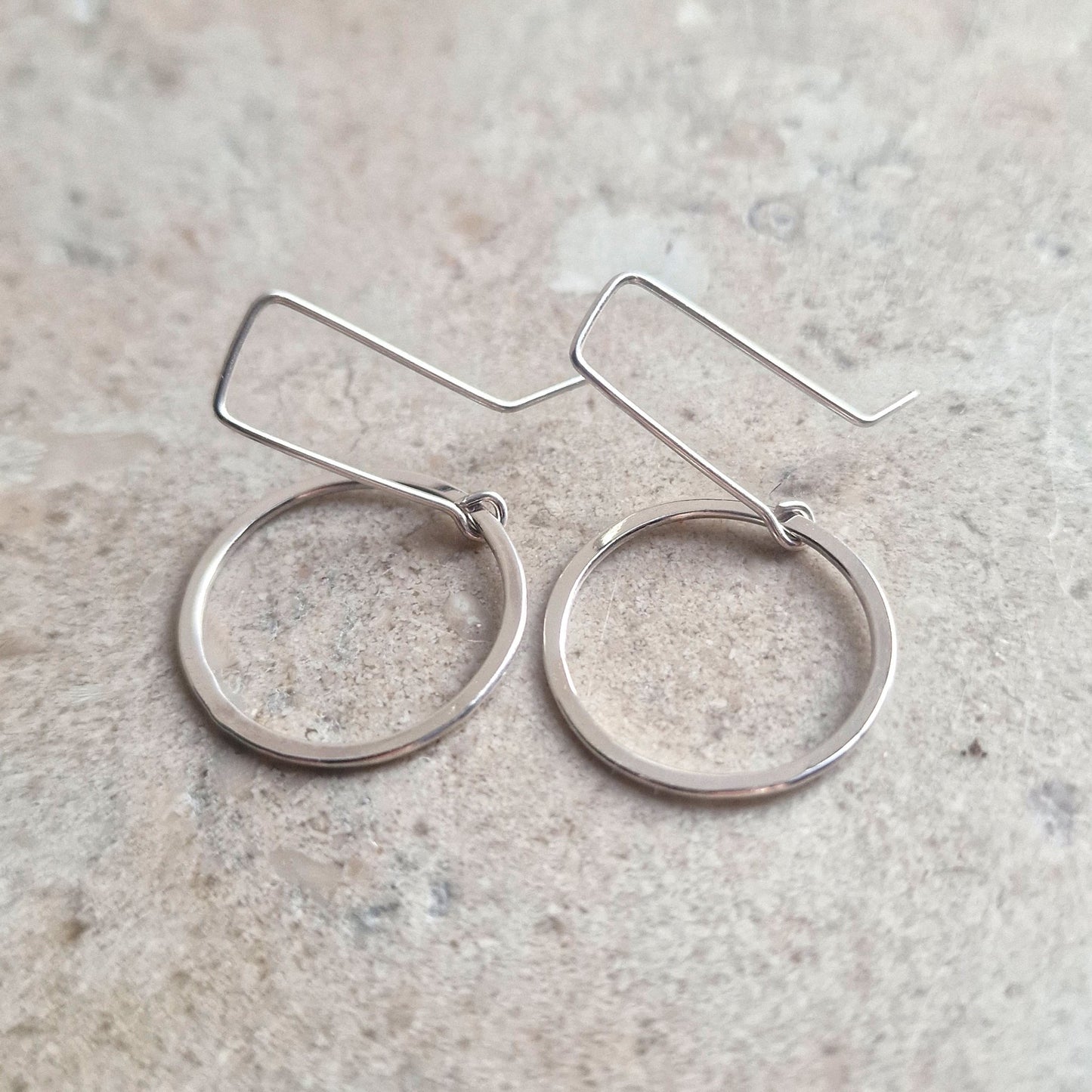 Amy cirkelörhängen har en fyrkantig örondel som kontrast till cirkeln - Vatlings smycken