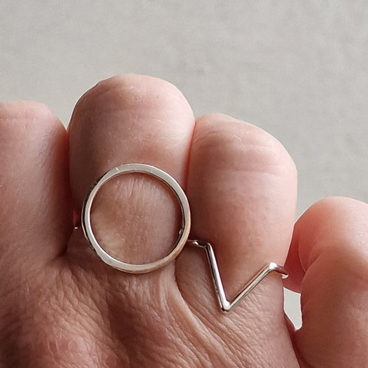 Amy V - ring kan användas tillsammans med Amy rund fyrkantsring - Vatlings smycken