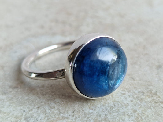 Unik silverring med cirkelformad kyanit