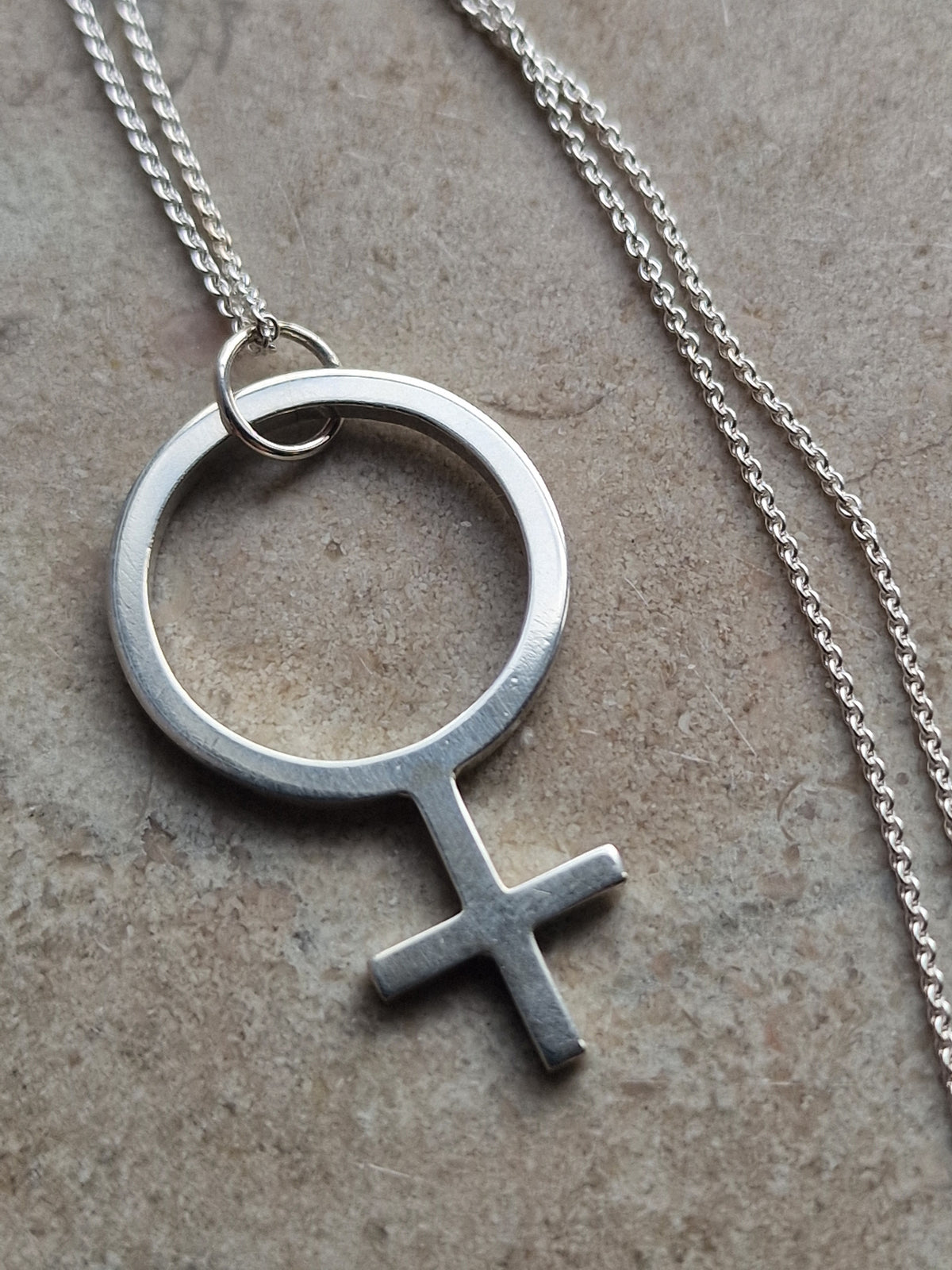 Debbie halsband med XL kvinnosymbol - Silver