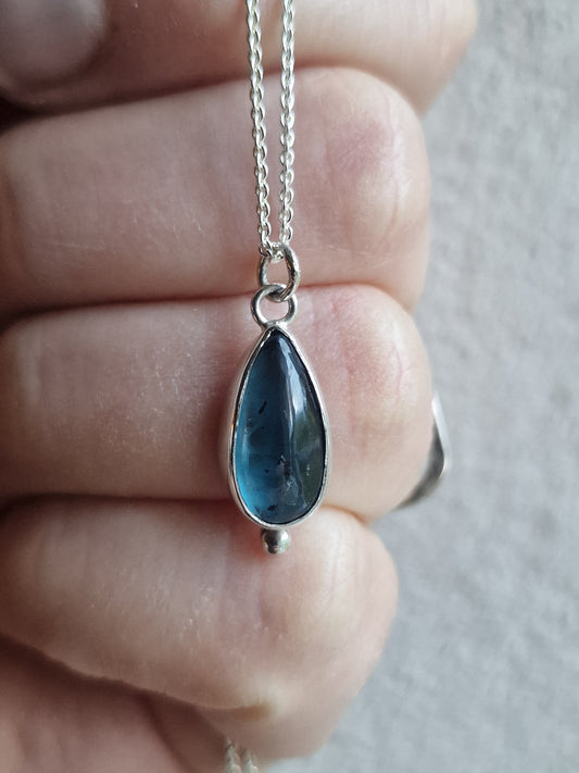 Unik handsmitt halsband med vacker tealblå kyanit