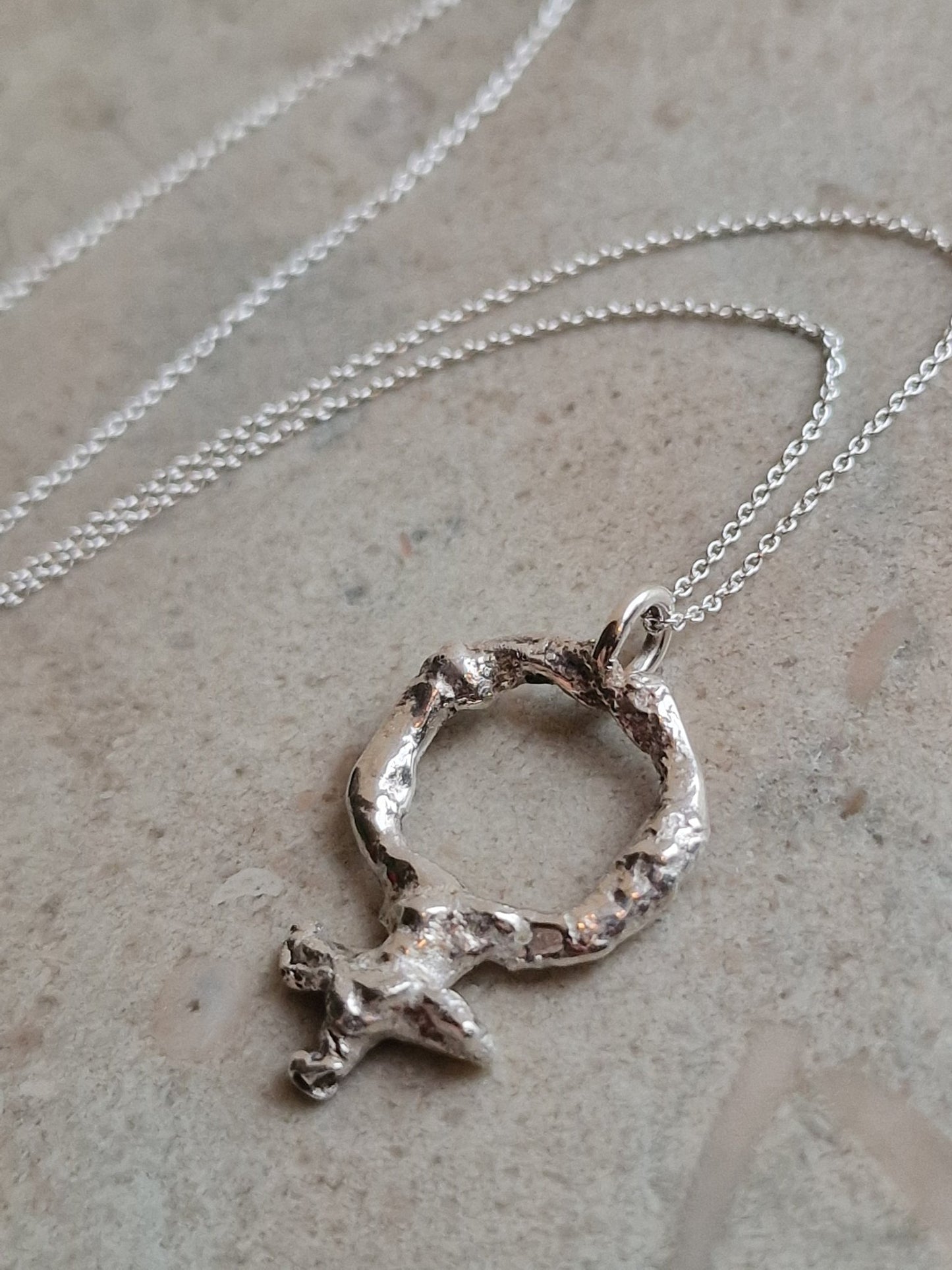 Unik rå feminhalsband har en kraftfull design - Vatlings smycken