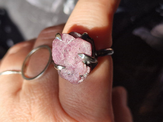 Unik ring med rå rubin har en kaxig kloinfattning i oxiderat silver - Vatlings smycken