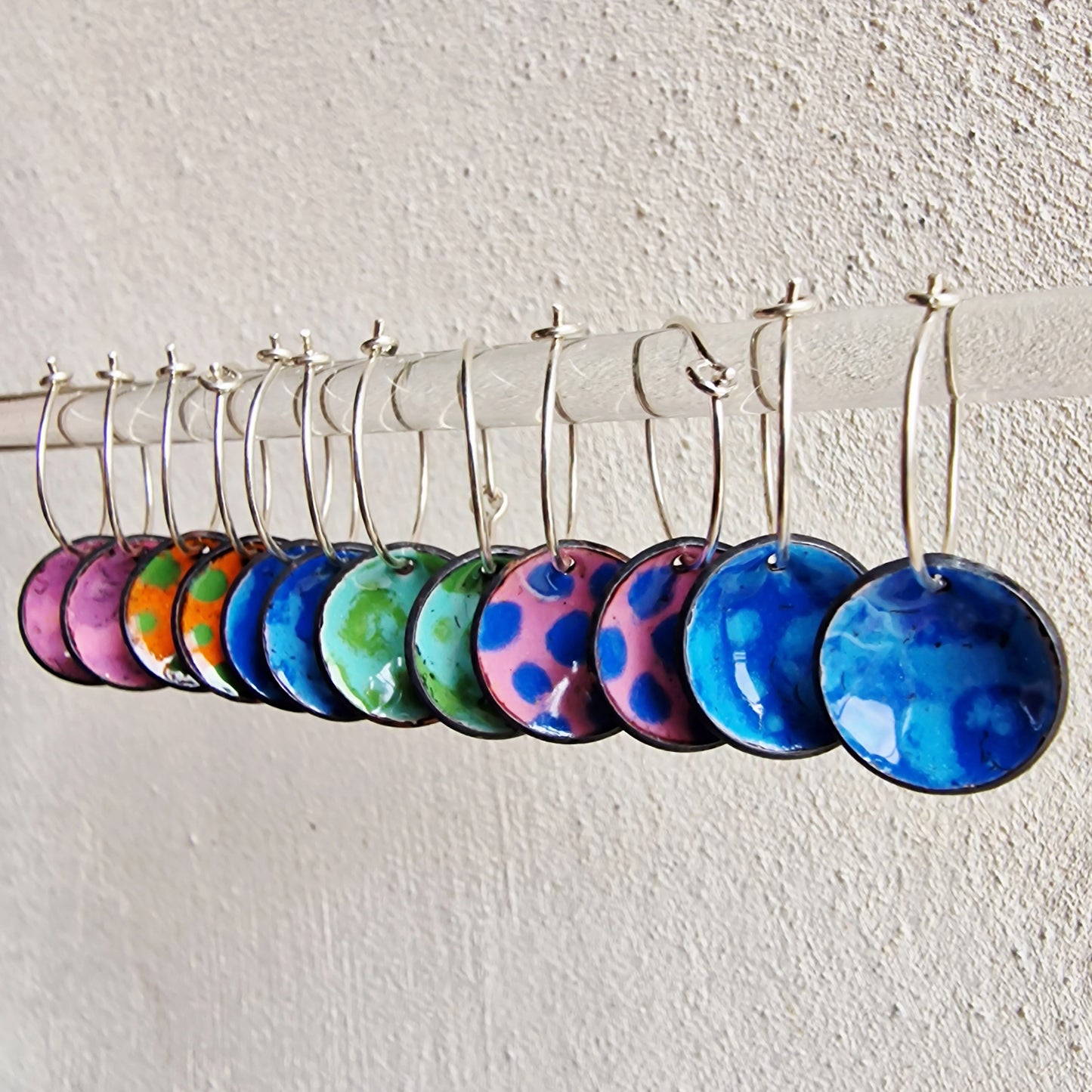 Debbie emaljörhängen blå