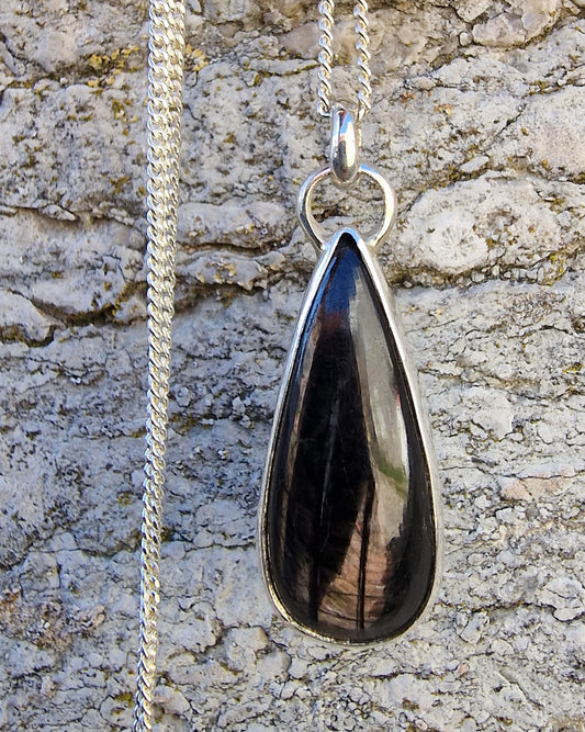 Halsband med silversvart droppformad enstatit