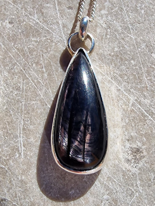 Halsband med silversvart droppformad enstatit
