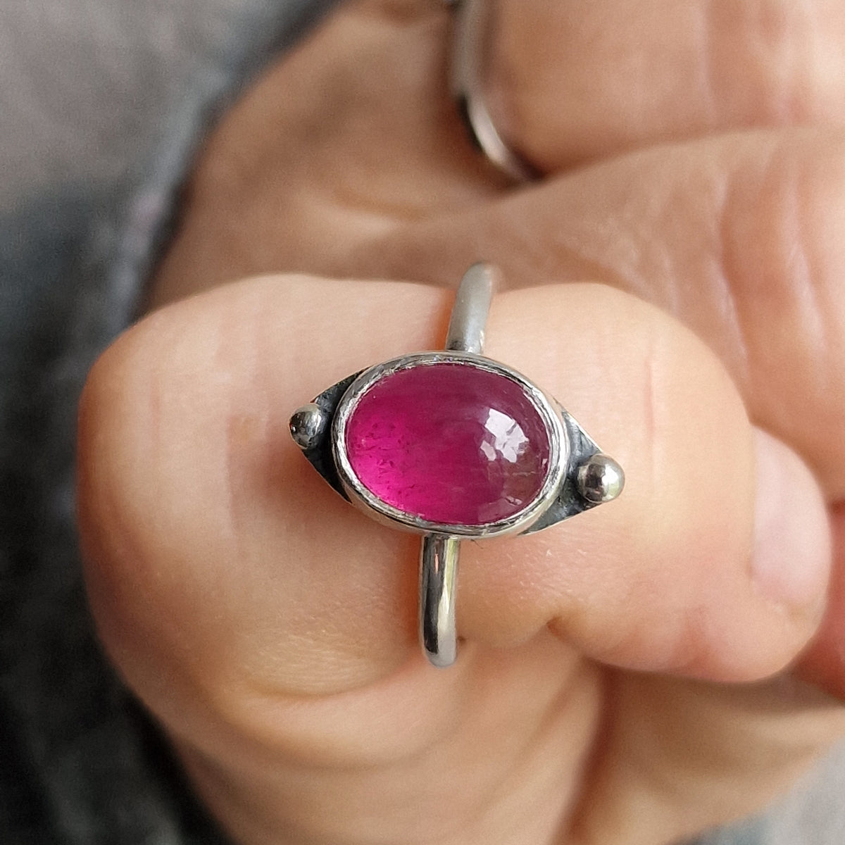 Unik silverring med oval knallrosa Thailändsk safir