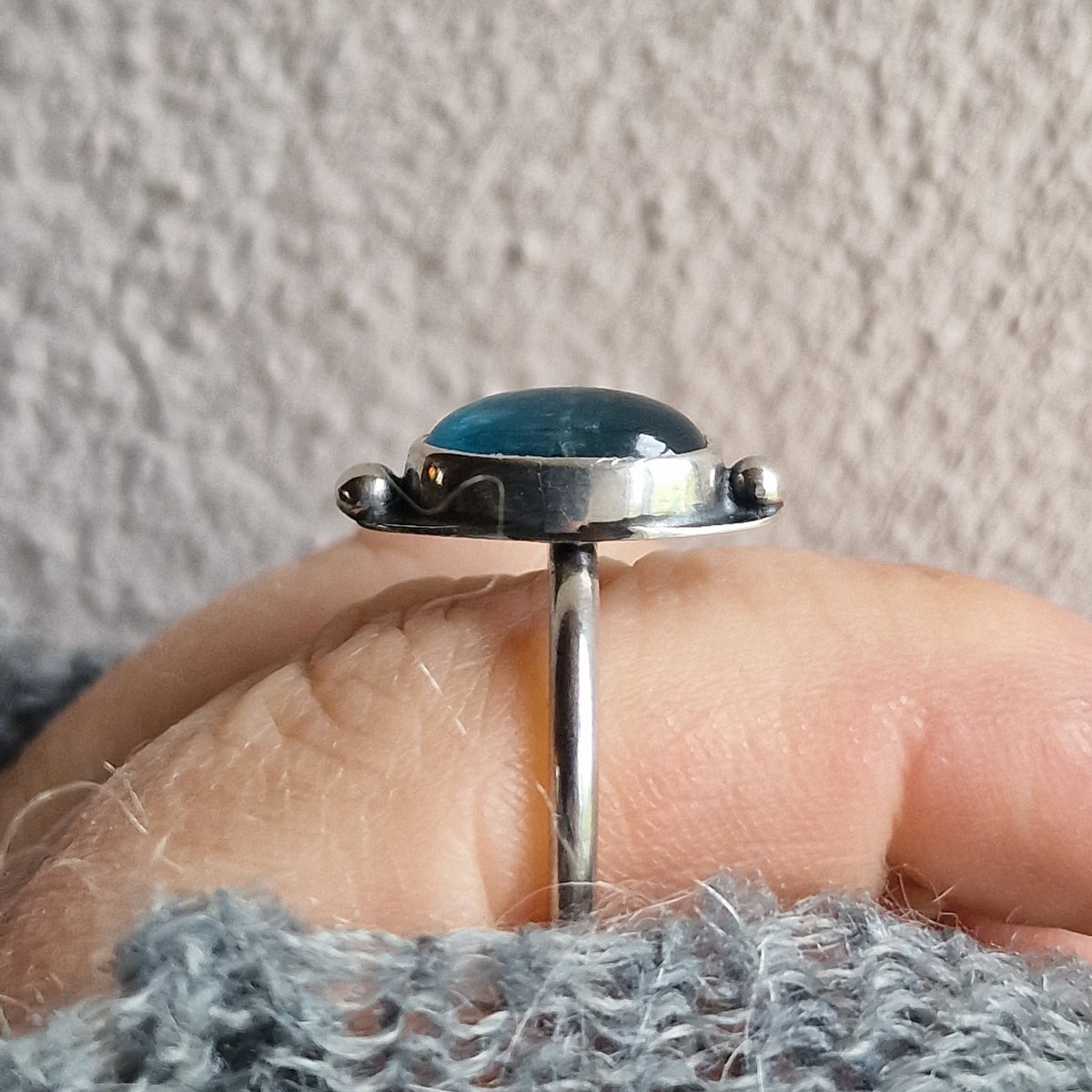 Unik silverring med oval kyanit