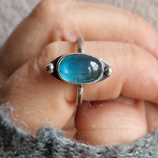 Unik silverring med oval kyanit