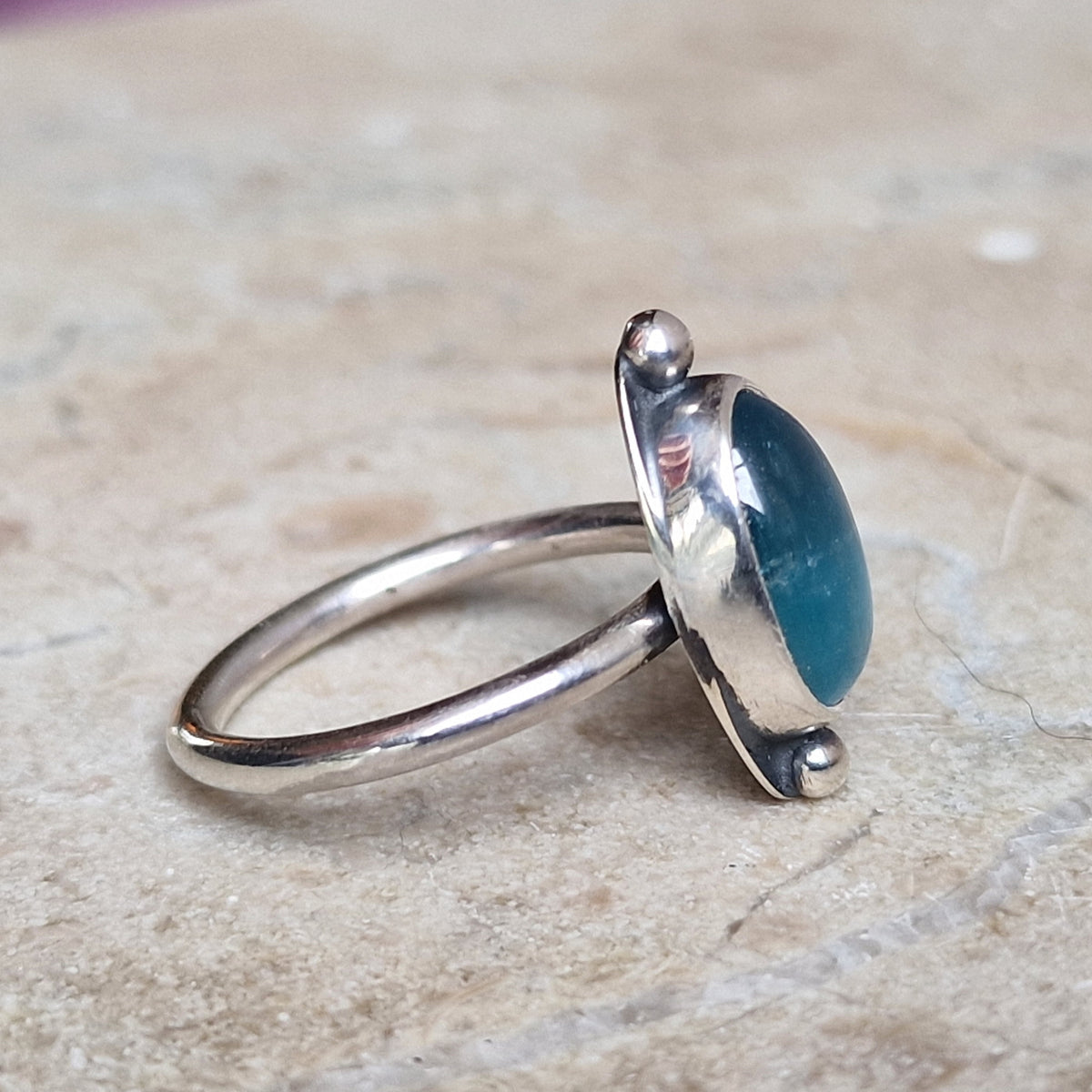 Unik silverring med oval kyanit