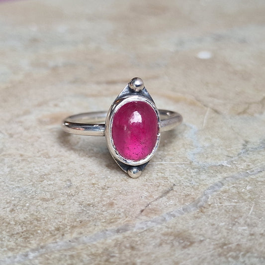 Unik silverring med oval knallrosa Thailändsk safir