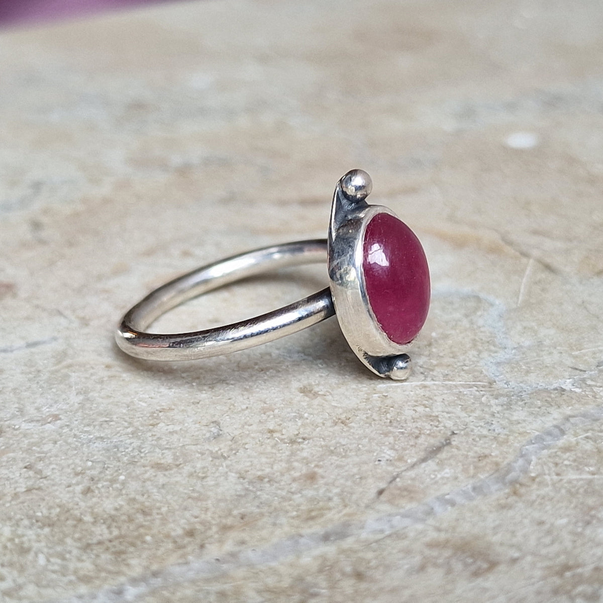 Unik silverring med oval knallrosa Thailändsk safir