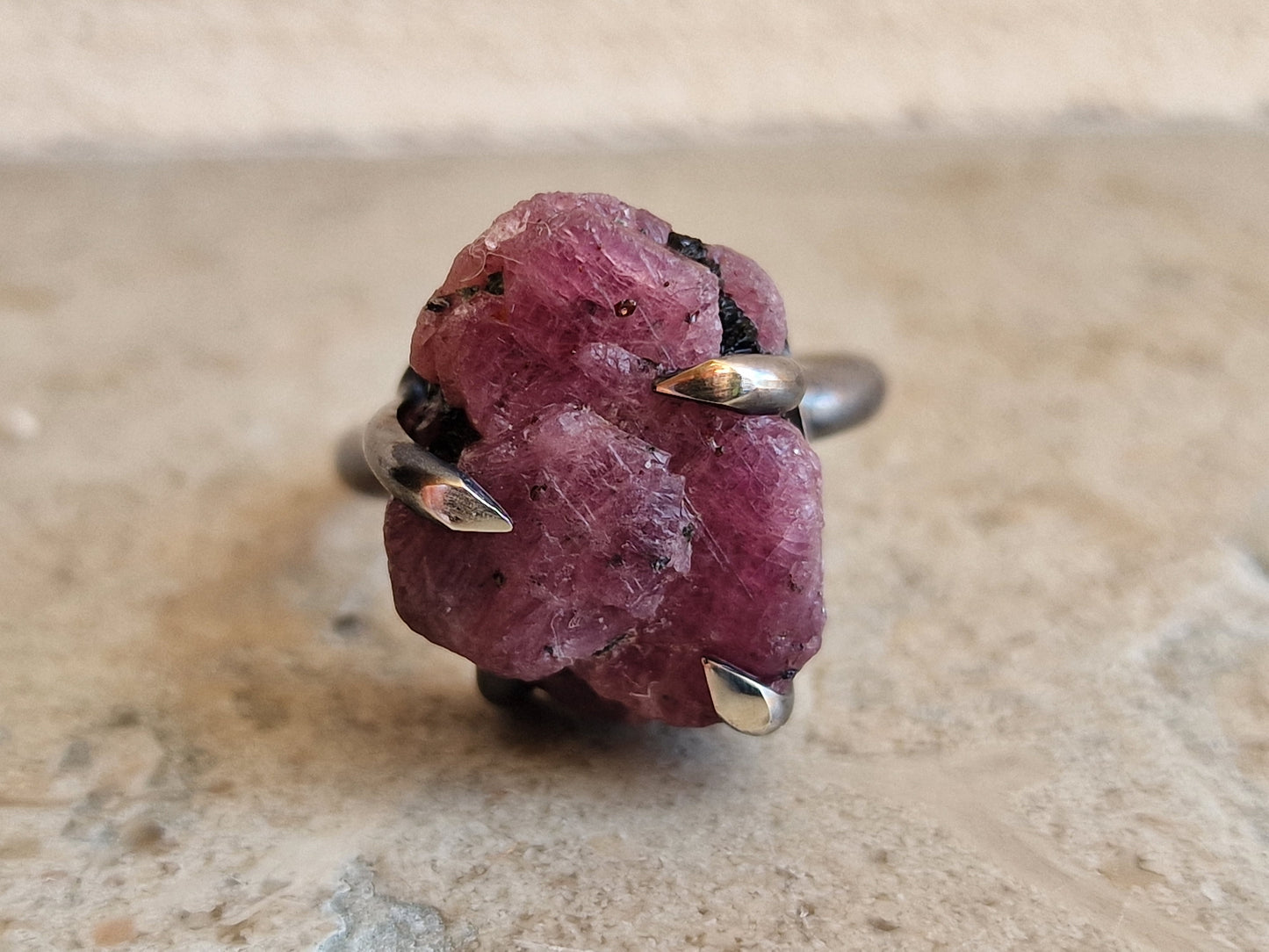 Unik ring med rå rubin
