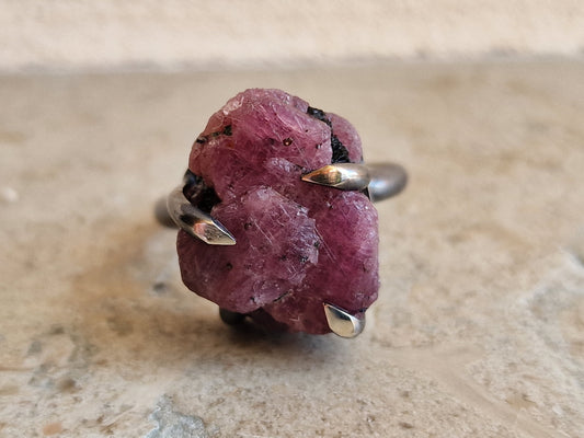 Unik ring med rå rubin