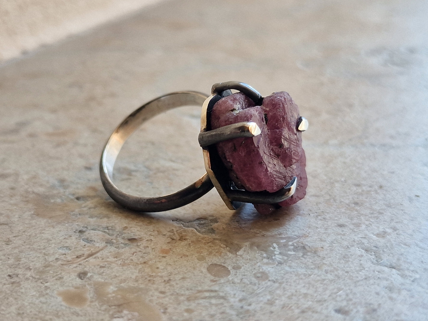 Unik ring med rå rubin