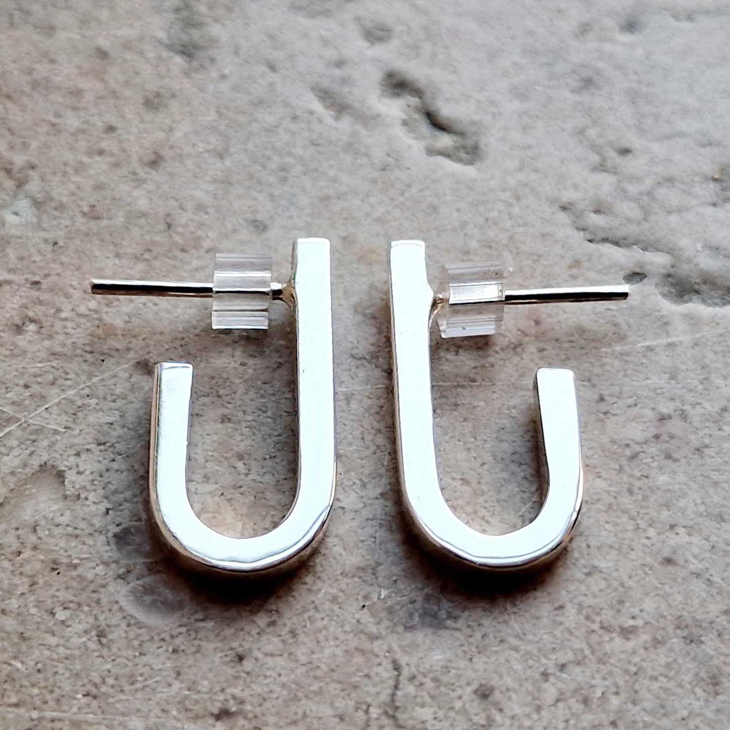 Amy J-örhängen är handgjorda av sterling silver med stilren design - Vatlings smycken