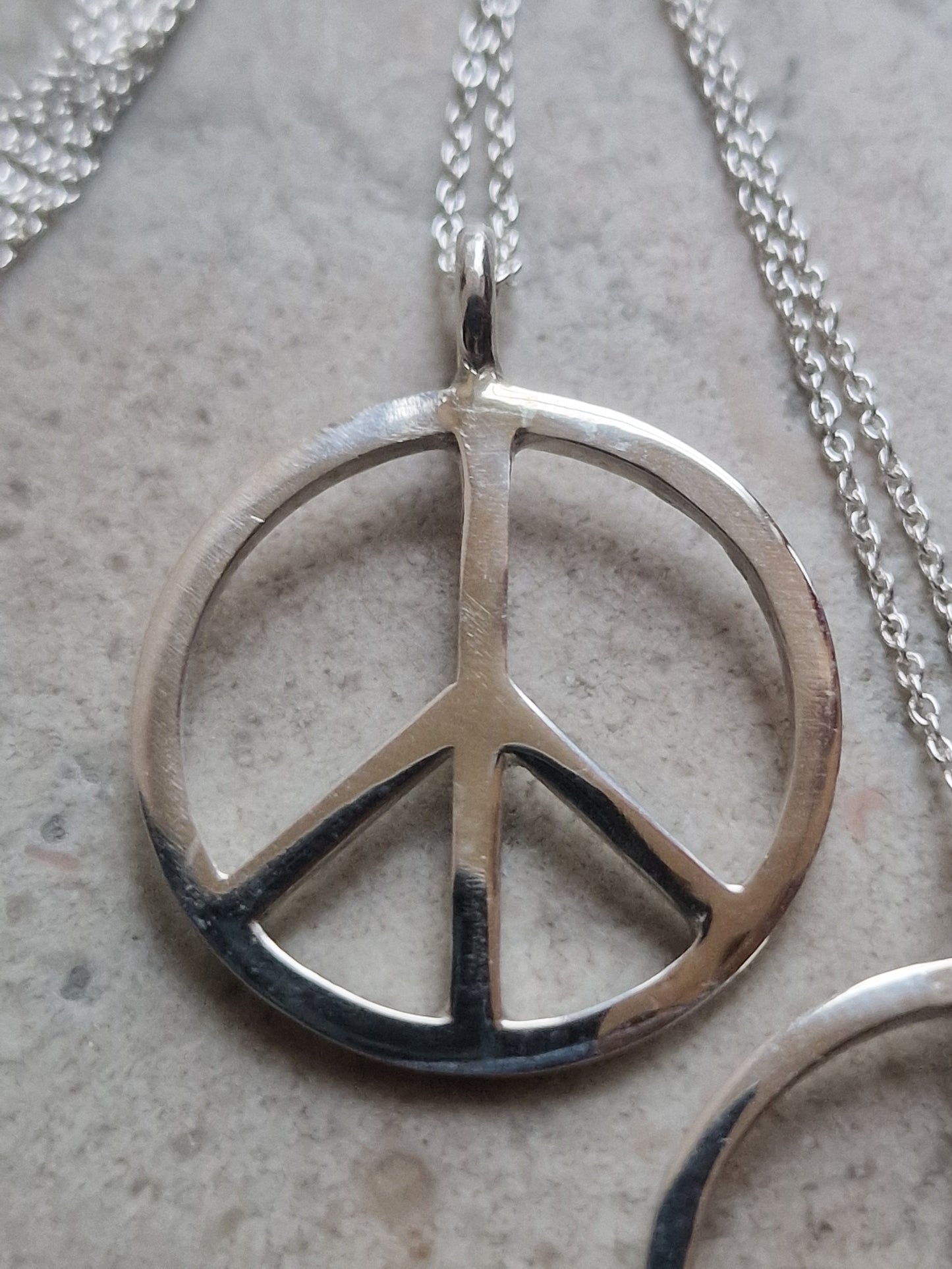 Närbild på Debbie fredshalsband. Visa vad du önskar i en orolig tid - Vatlings smycken