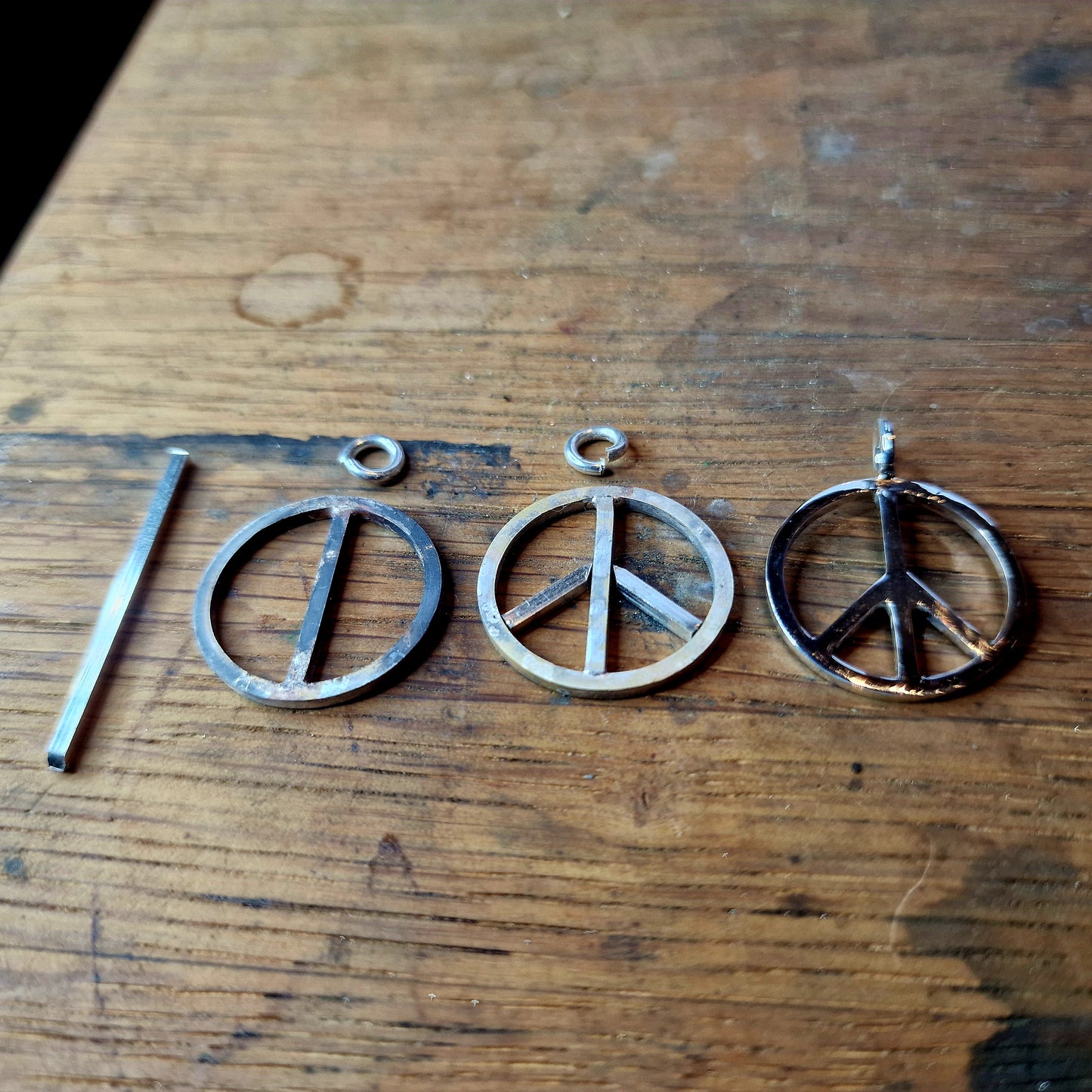 Debbie fredshalsband i olika stadier vid tillverkning - Vatlings smycken