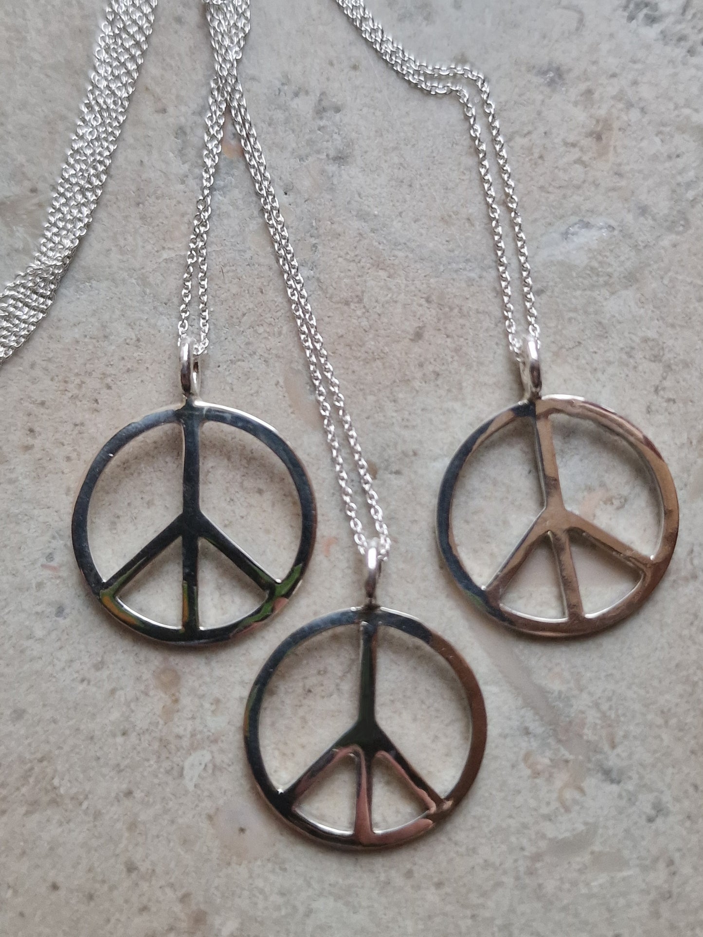 Debbie fredshalsband är alla lite olika och säljs inklusive kedja - Vatlings smycken