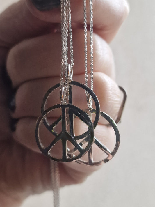 Debbie fredshalsband är varsamt tillverkade för hand av sterling silver - Vatlings smycken