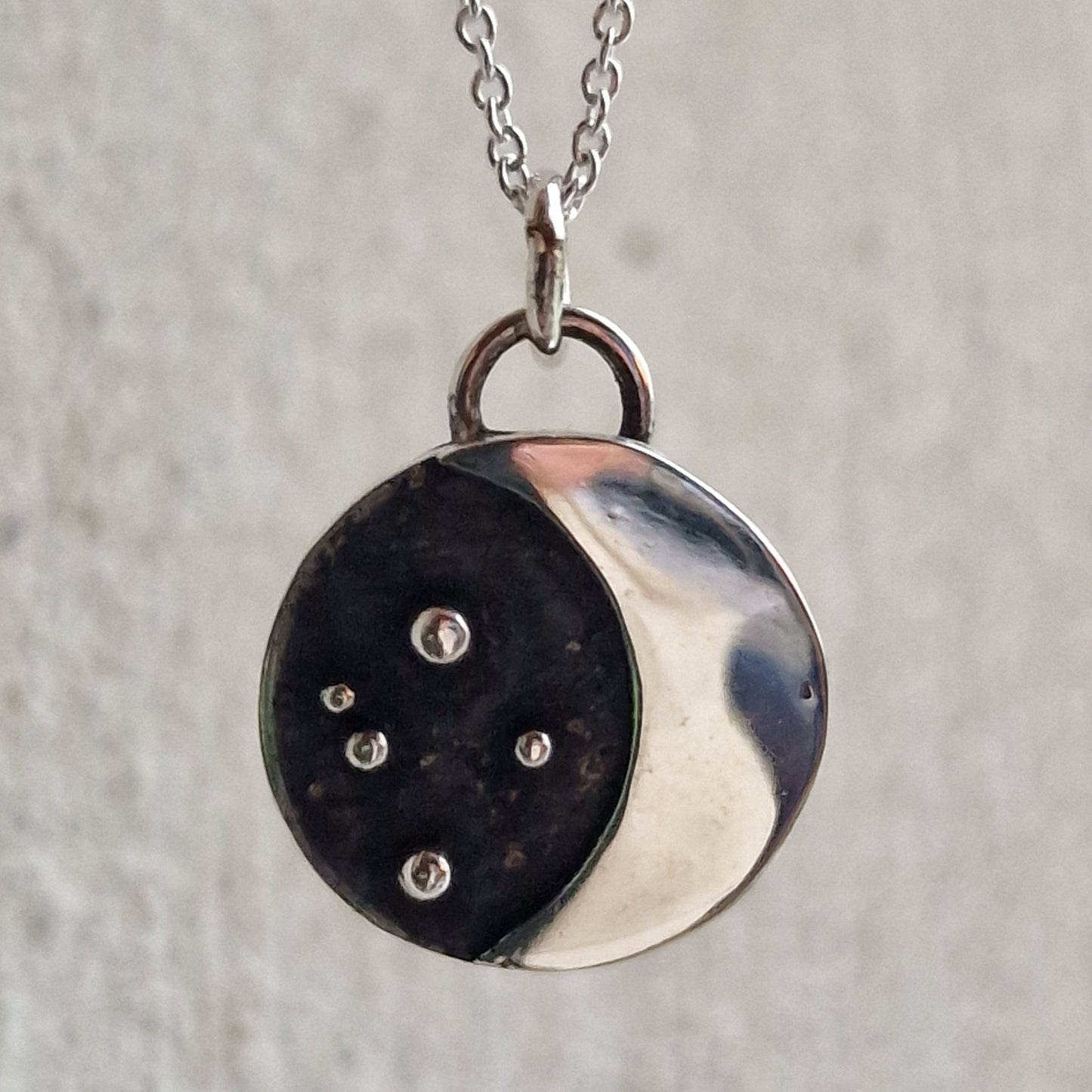 Halsband natthimmel, ett handsmitt silverhänge med stiliserad måne och stjärnor - Vatlings smycken