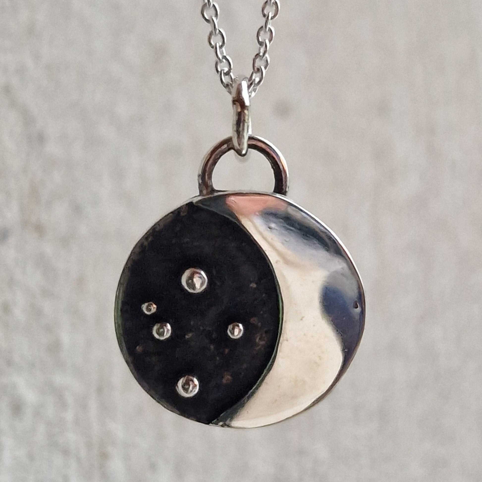 Halsband natthimmel, ett handsmitt silverhänge med stiliserad måne och stjärnor - Vatlings smycken