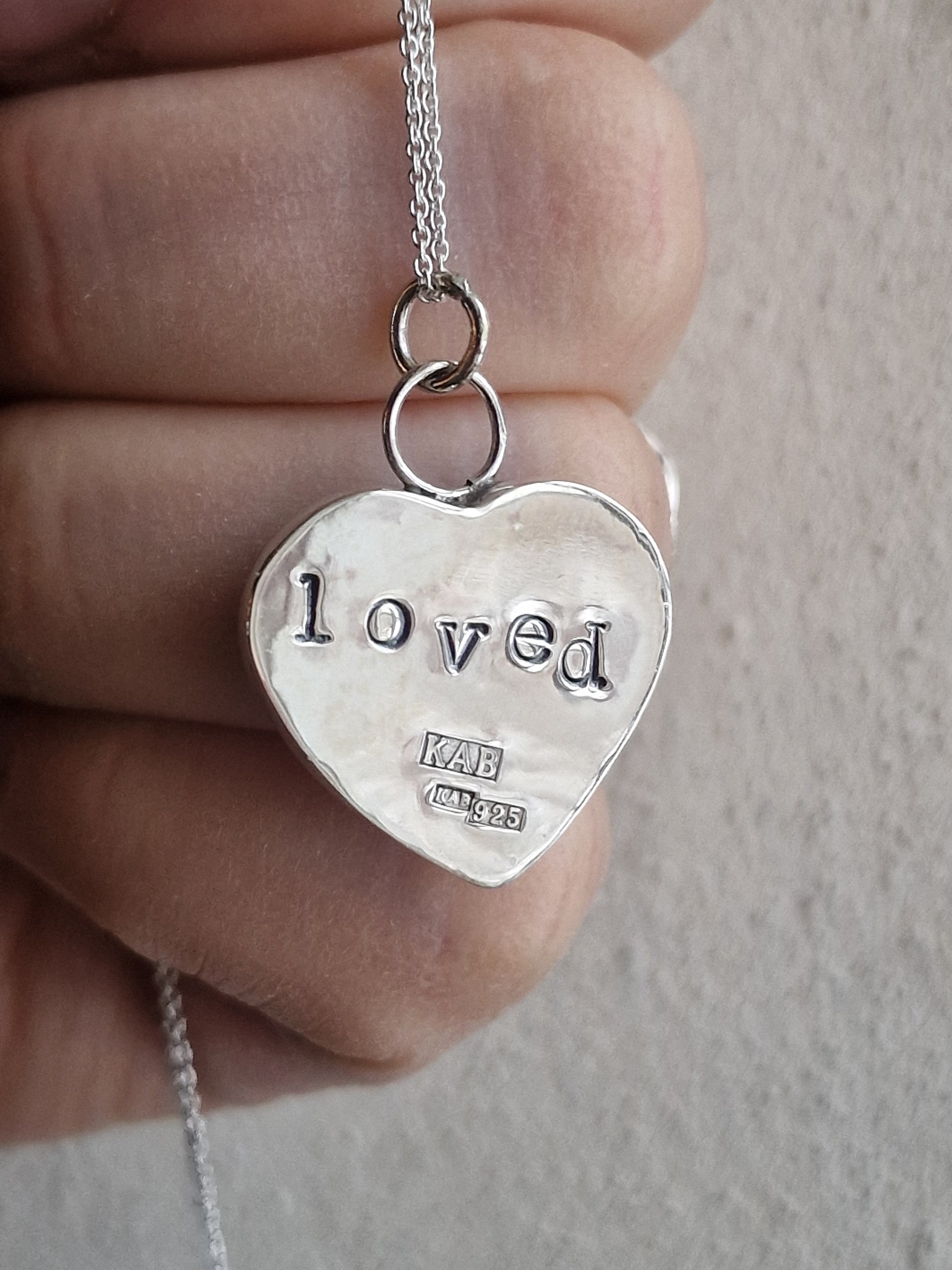 På baksidan av Debbie hjärthalsband står texten loved, en fin gåva till någon speciell - Vatlings smycken