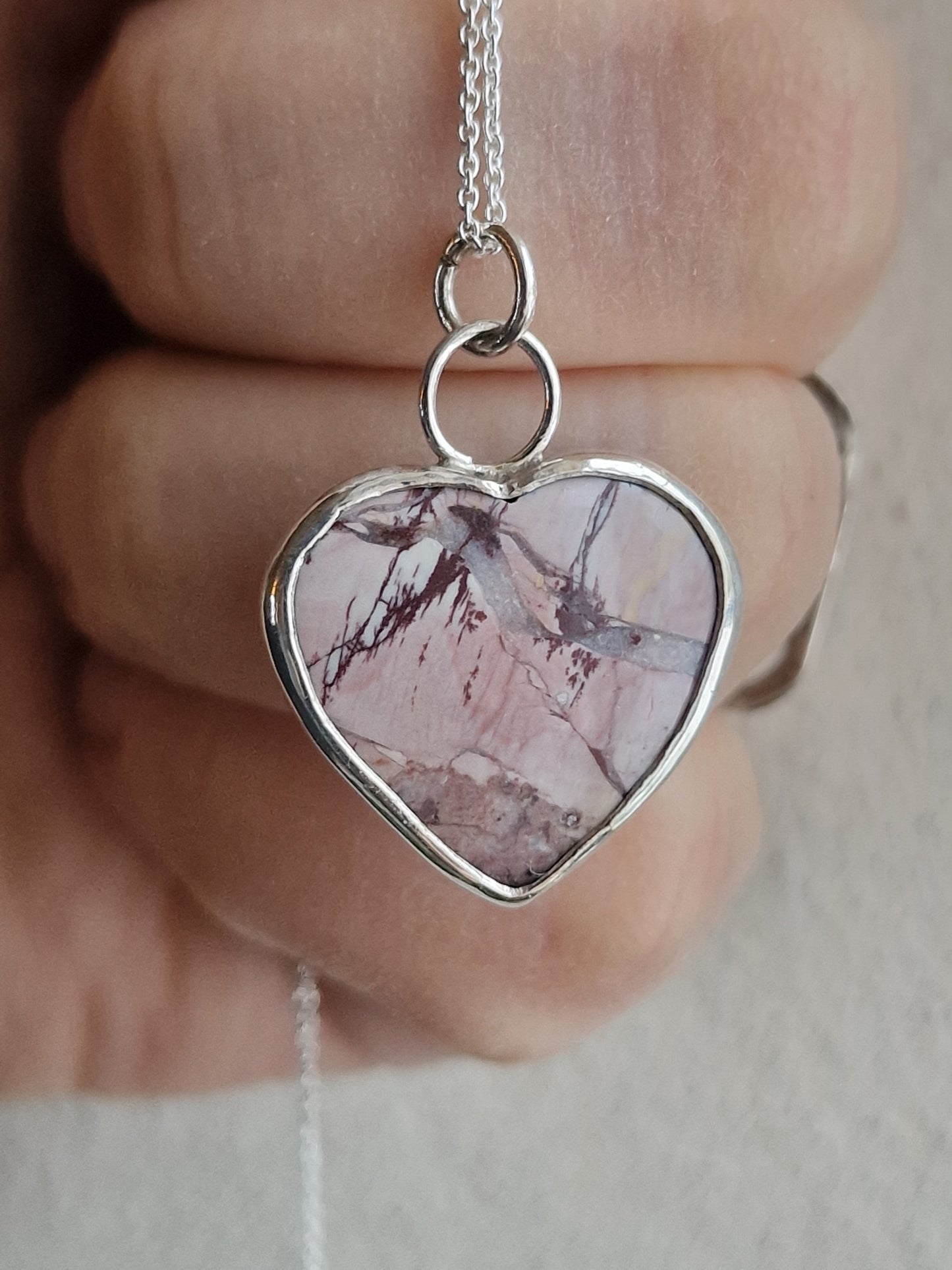 Debbie hänge är handgjord av silver med en dendritisk agat hängande på en silverkedja - Vatlings smycken