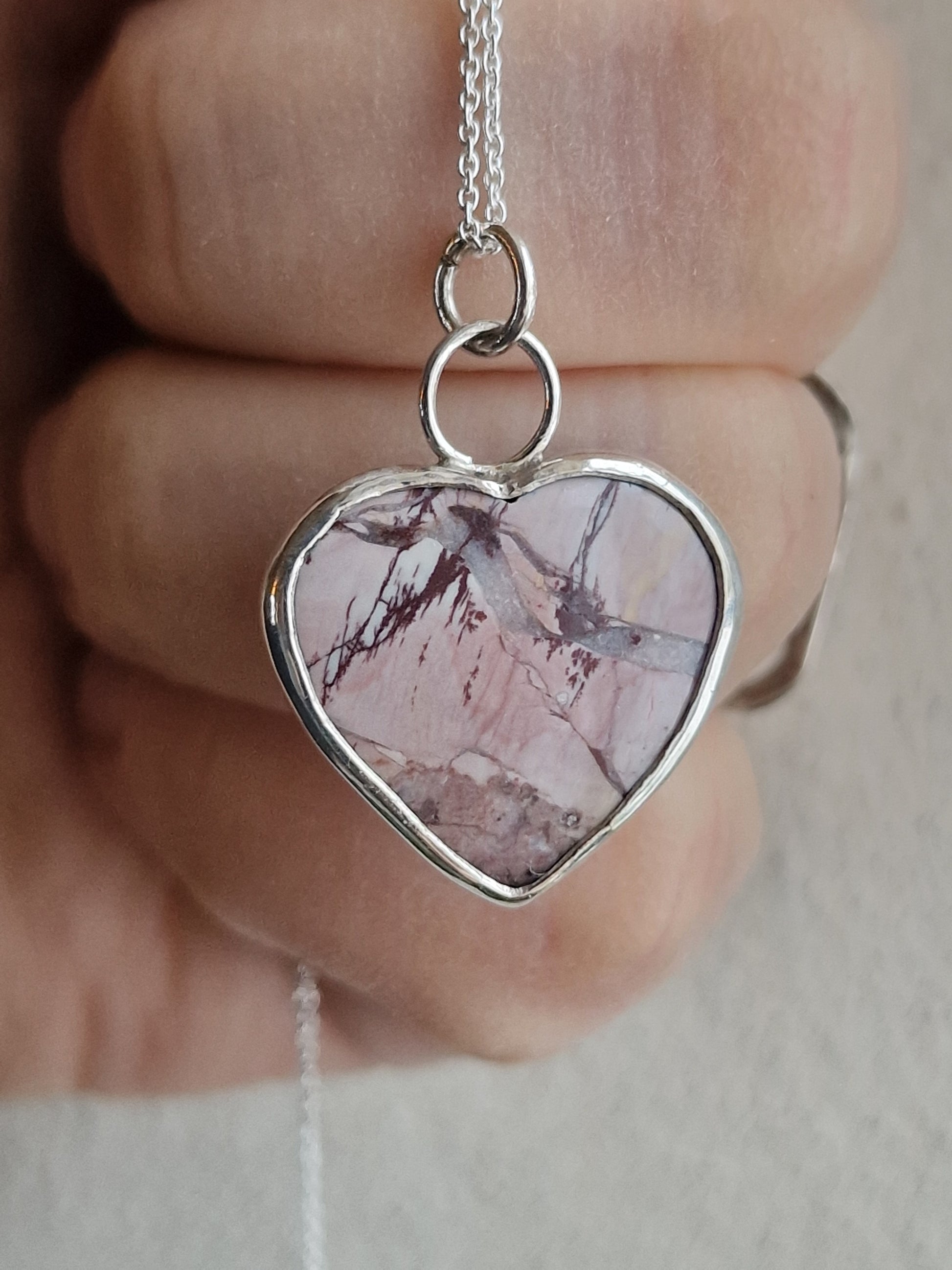Debbie hänge är handgjord av silver med en dendritisk agat hängande på en silverkedja - Vatlings smycken