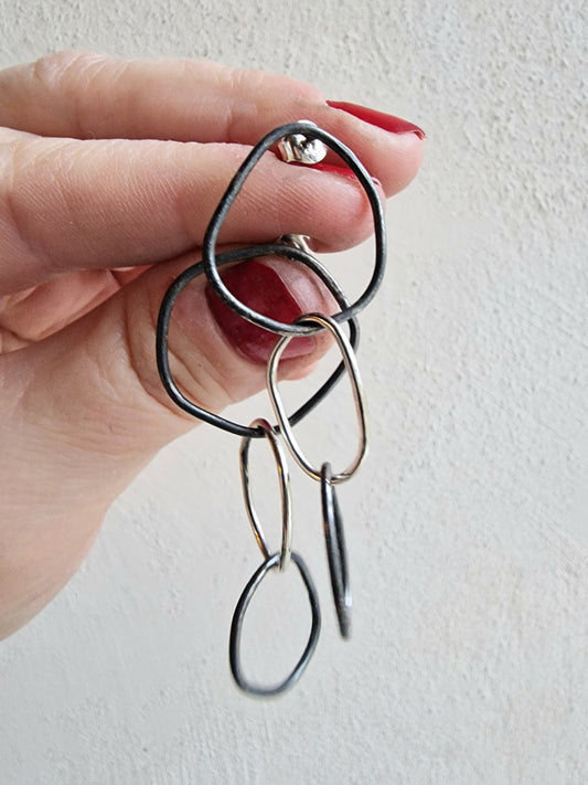 Stora öglor på Debbie kedjeörhängen gör att de dinglar vackert - Vatlings smycken