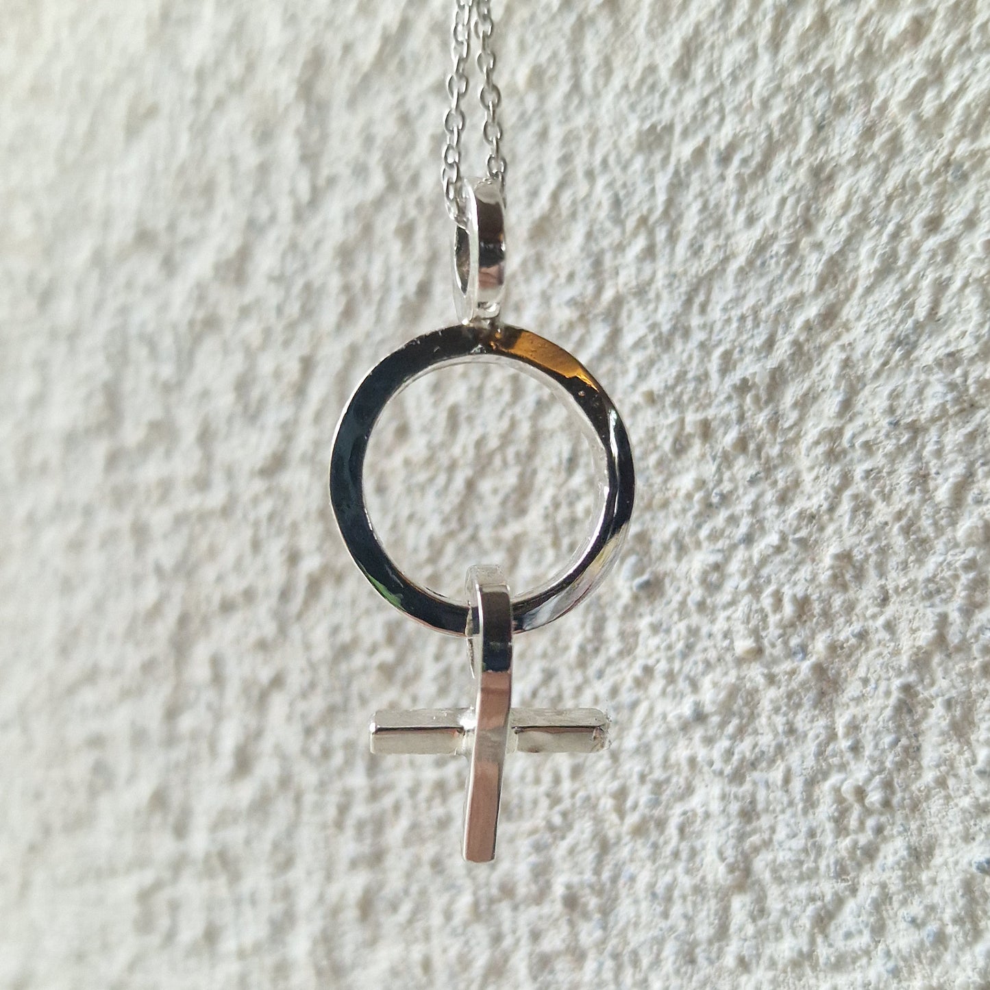 Debbie kvinnohalsband är en handgjord kvinnosymbol i sterling silver - Vatlings smycken