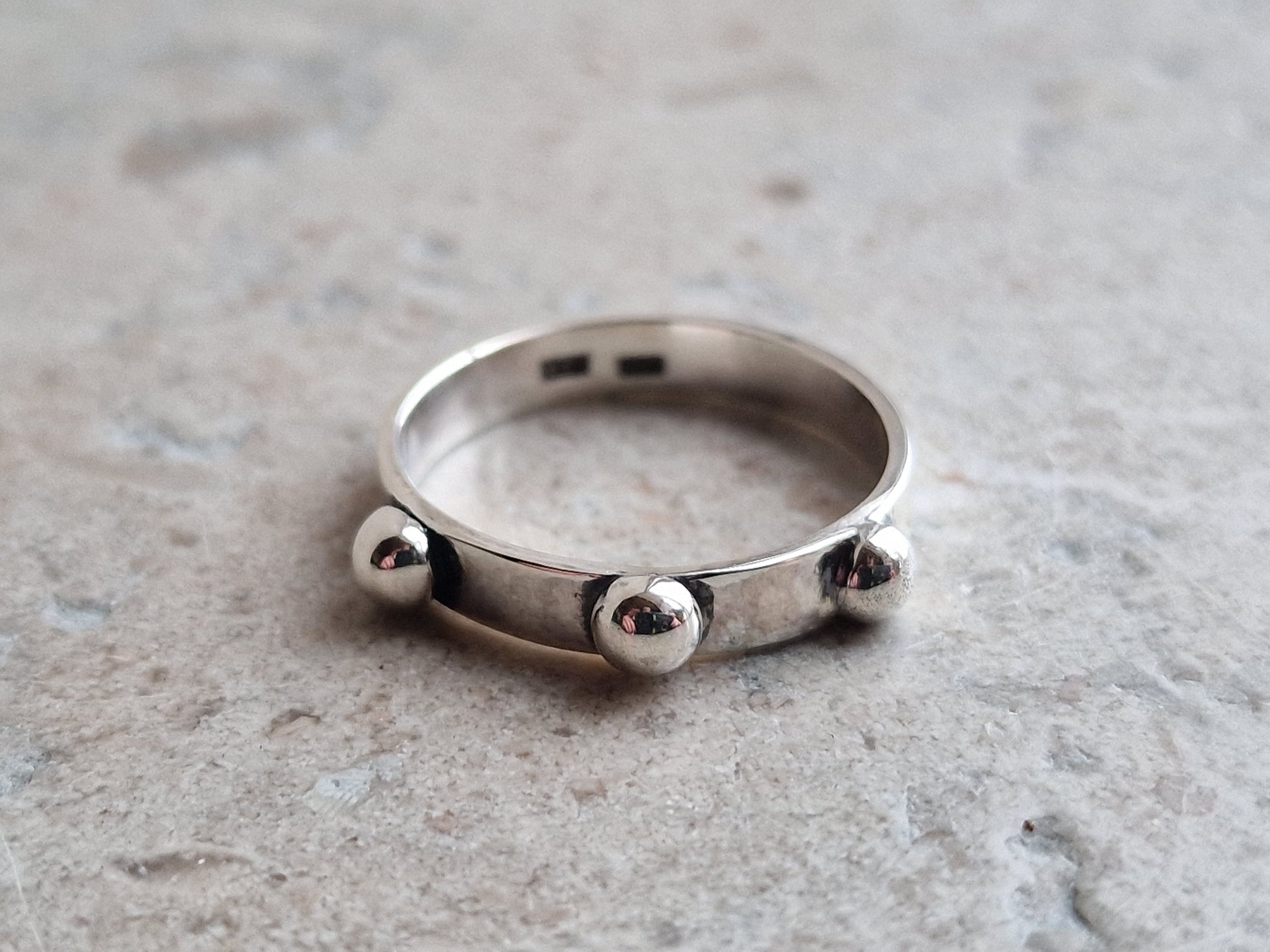 Debbie ring i rockig stil, handgjord av silver med tre dekorativa silverbollar - Vatlings silver