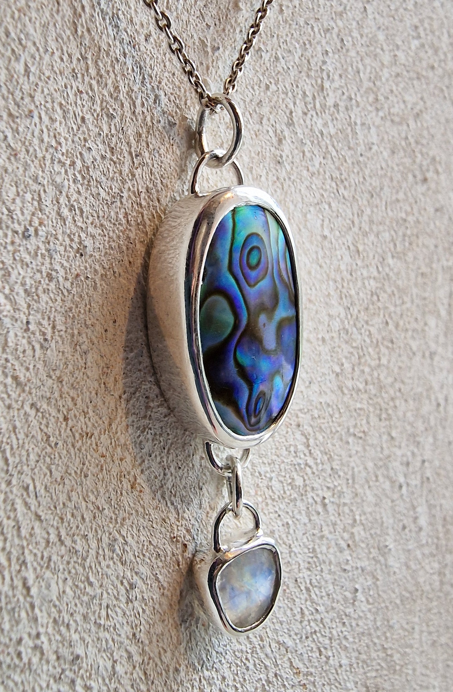 Handgjort halsband med abalone snäcka och  opal