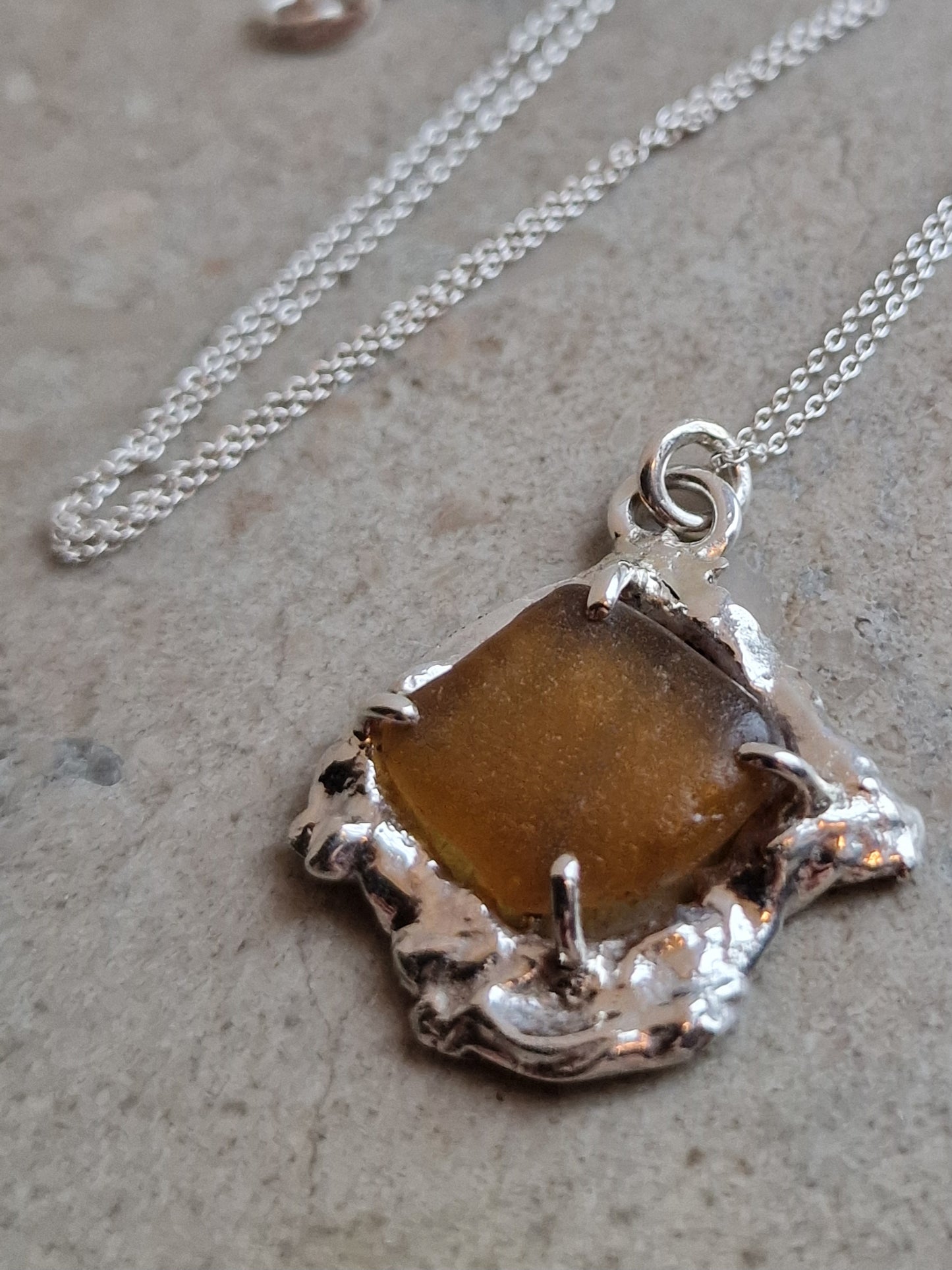 Handgjort halsband med strandglas och smält silver