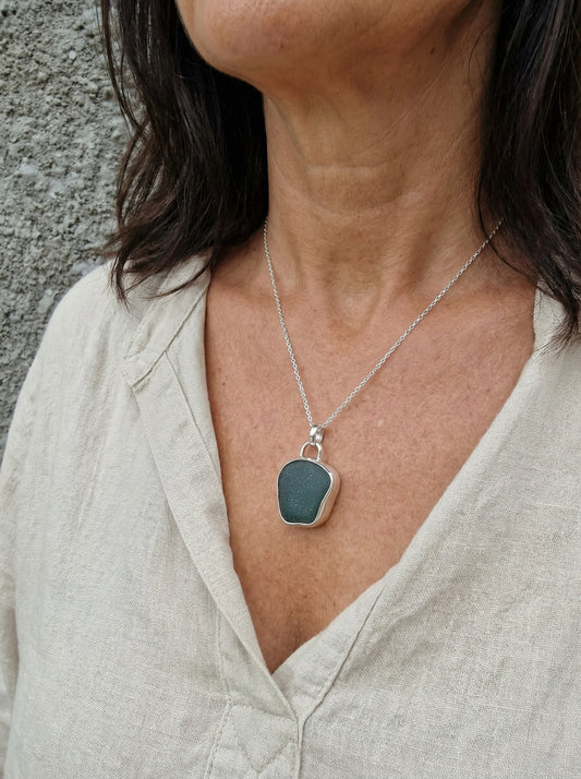 Josefin strandglashalsband med tealfärgat glas