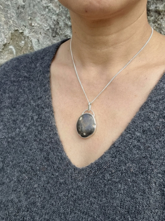 Josefin strandstenshalsband med slipad gråbeige strandsten