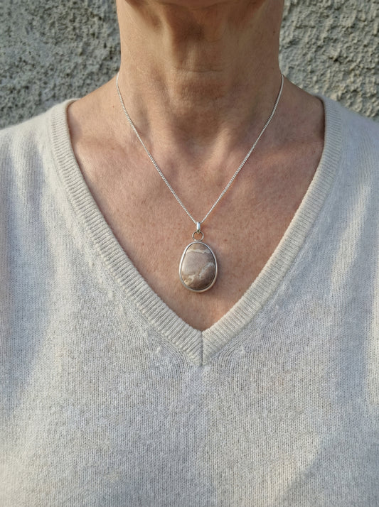 Josefin strandstenshalsband med slipad rosa-grå sten