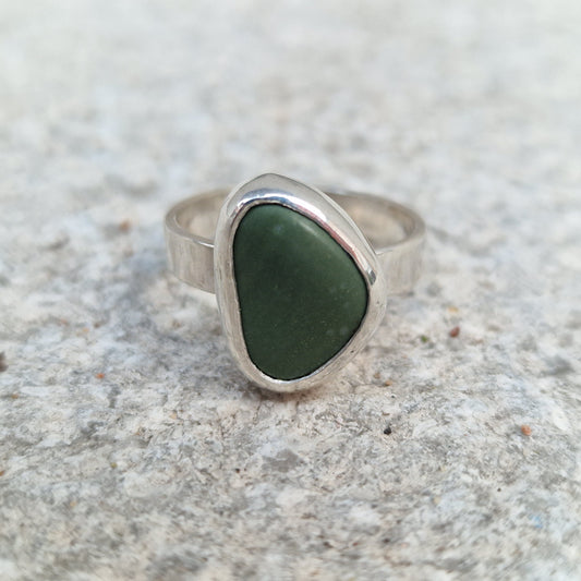 Grön strandsten från Gotland, närbild på handgjord Josefin ring - Vatlings smycken