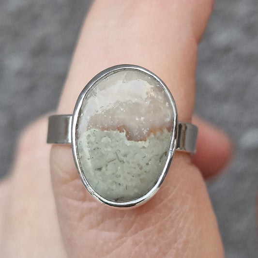 Den här Josefin strandstensringen är till hälften grå och till hälften rosa, en unik sten. - Vatlings smycken