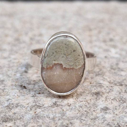 Ringen är av sterling silver och handgjord på Gotland, stenen är hittad på ön - Vatlings silver